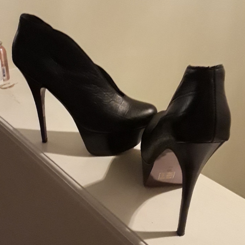 Shoes - Picture 2 of 4